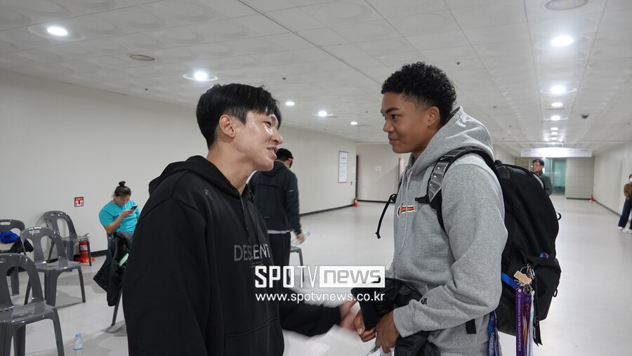 ▲ 한국 남자 육상 100m 최고 기록(10초07) 보유자인 김국영(왼쪽) 대한체육회 선수위원장은 부산에서 어린 후배 질주를 지켜봤다. 나마디 조엘진을 응원하기 위해 직접 트랙을 찾은 김 위원장은 출발선으로 향하는 그의 손을 잡고 “힘내라"며 힘을 북돋웠다. ⓒ 부산, 배정호 기자