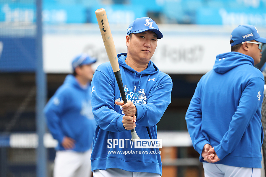 [포토S] 훈련 지켜보는 이진영 타격 코치