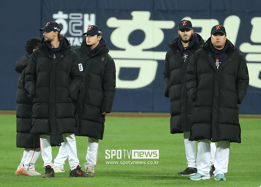 [포토S] 폰세-와이스-류현진-문동주, '추워진 날씨에 롱패딩 입고'
