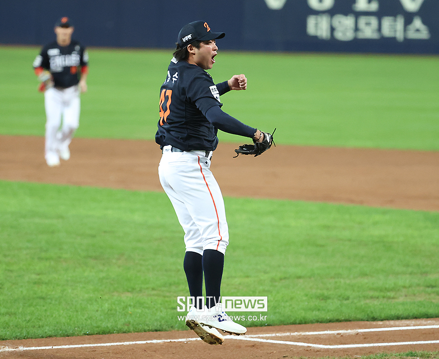 [포토S] 김범수, '기쁨의 점핑 세리머니'