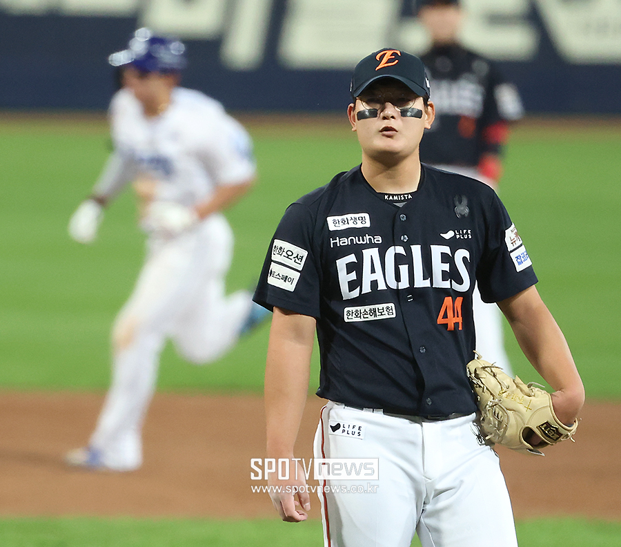 '한화 어쩌나' KS행 임박했는데 김서현 또 구원 실패…승부처에서 동점 3점포 맞았다
