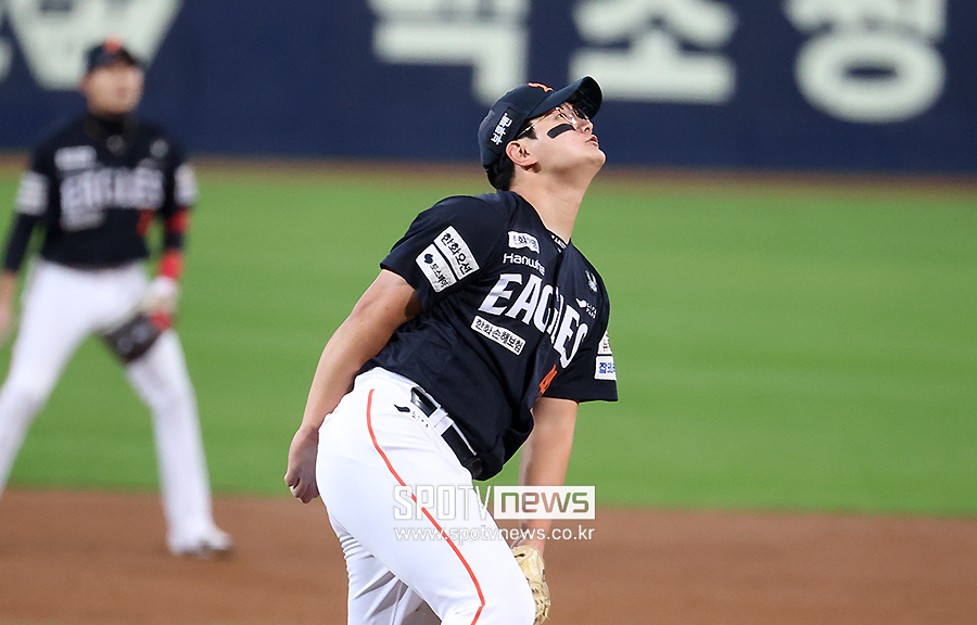 [포토S] 동점 스리런 타구 바라보는 김서현