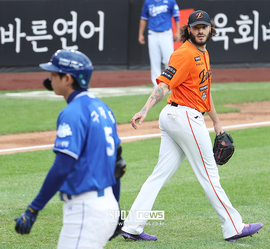 폰세 자존심 구긴 채 한국 떠날까…'피치클락 논란' 구자욱과 마지막 승부도 남았다