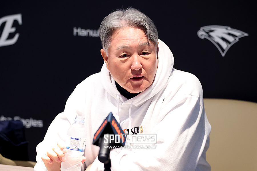 [포토S] 김경문 감독, "폰세-와이스로 끝낸다"