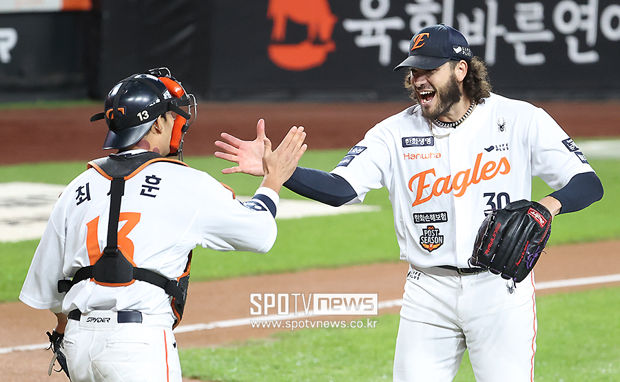 폰세도 간절하다, 타구 맞아도 버티고 KBO 최초 고의4구까지…처절하게 5이닝 1실점 역투
