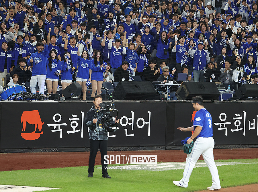 [포토S] 박수 받으며 마운드 내려가는 최원태