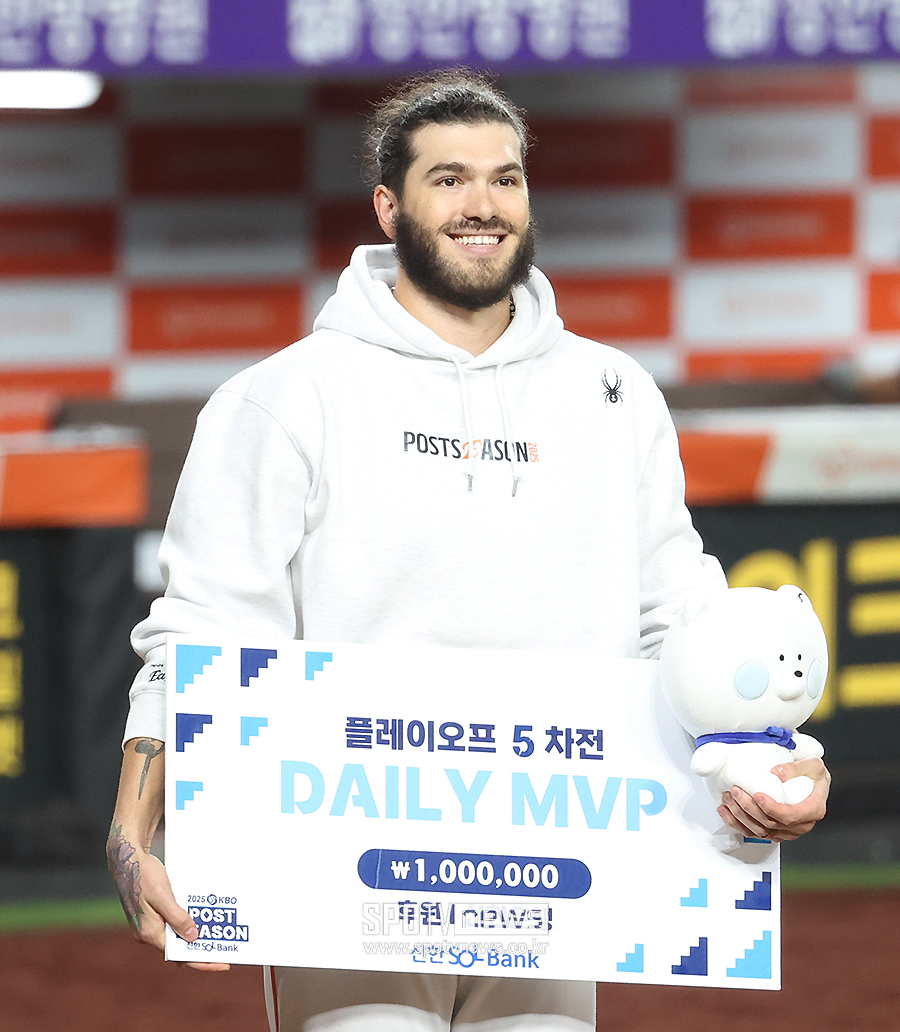 [포토S] 5차전 MVP에 선정된 폰세