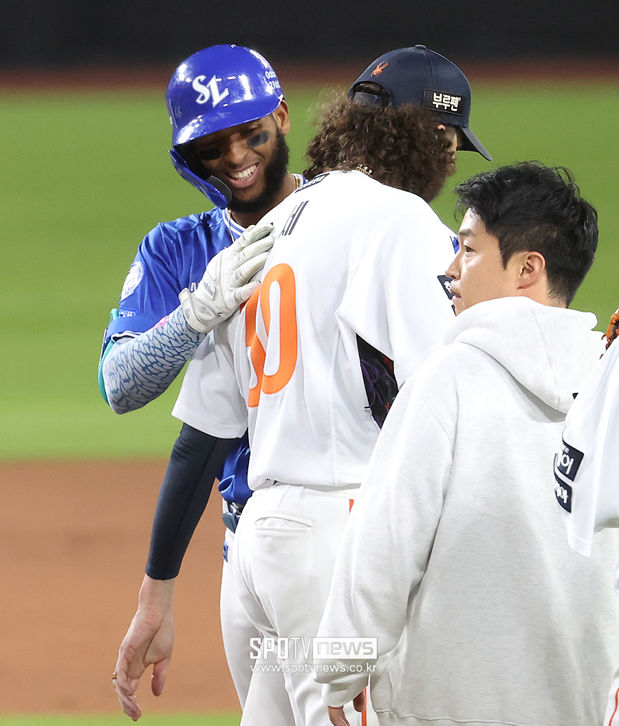 '미안해, 아팠지'…포옹으로 전한 마음, 디아즈-폰세가 보여준 감동의 스포츠맨십