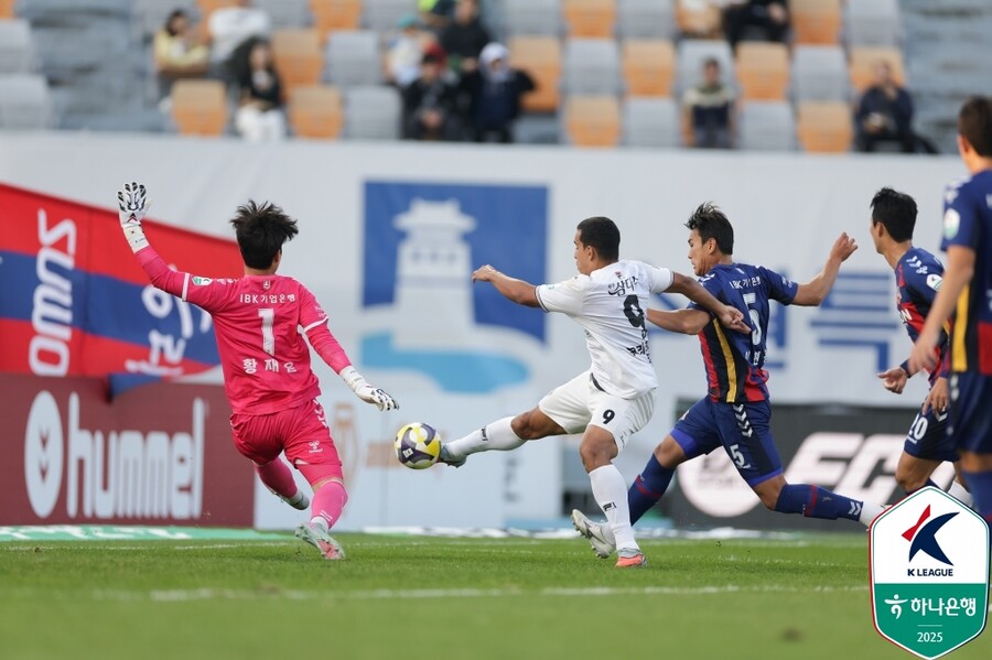 '또 퇴장 나왔다' 머리부상 아찔한 사고…제주, 수원FC에 2-1 승리 → 10경기 연속 무승 종료 '대구와 8점차'