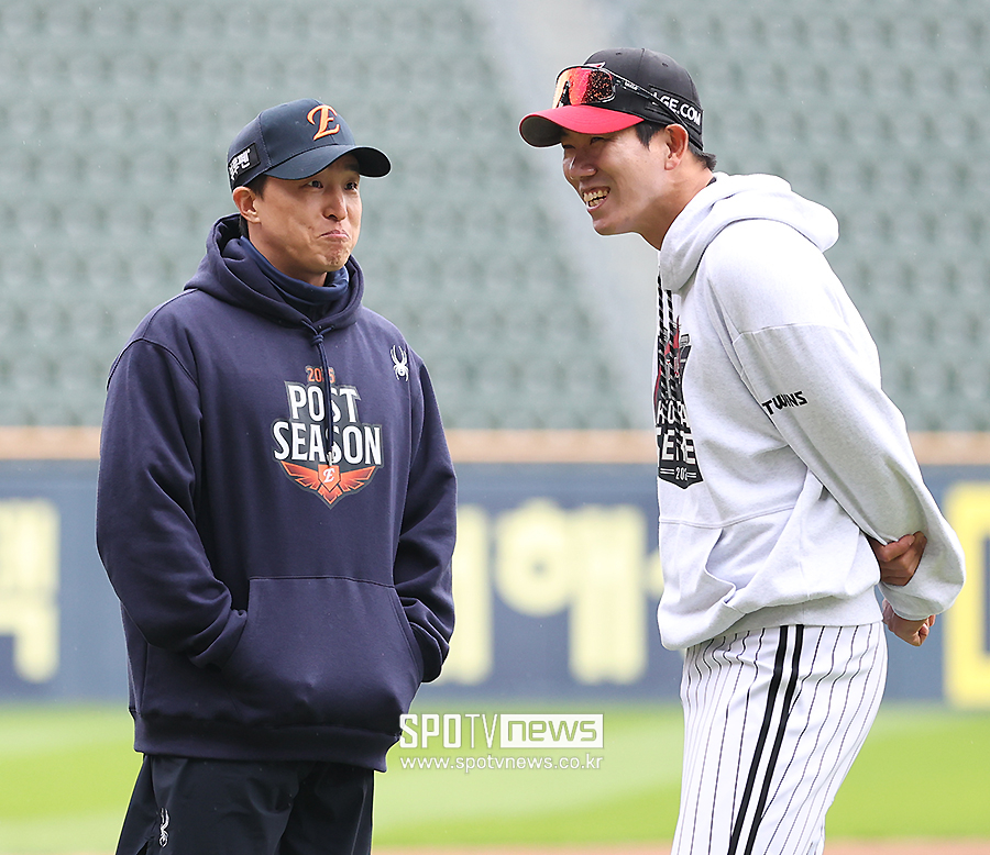 [포토S] 한국시리즈에서 만난 손아섭과 모창민 코치