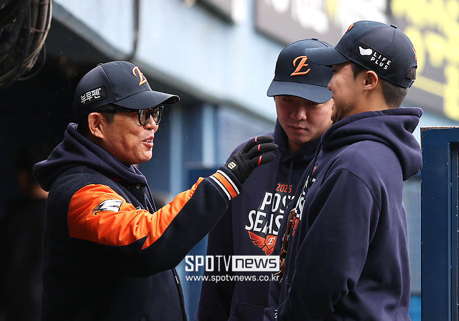 [포토S] 양상문 코치, '정우주 귀여워'