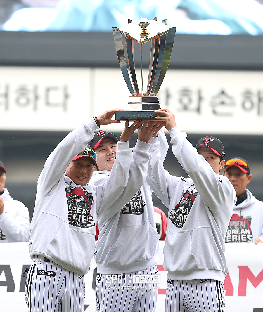 [포토S] LG, '정규시즌 우승 트로피 높게 들고'