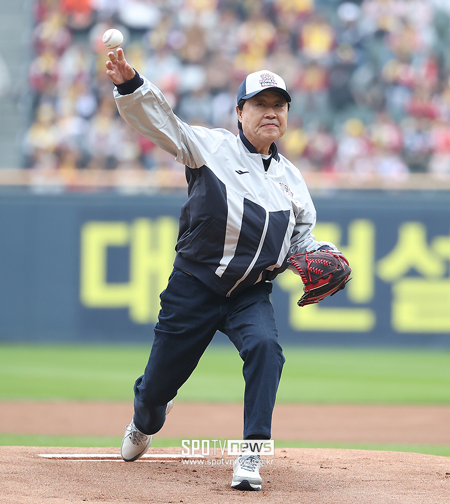 [포토S] 김재박 전 감독, 'KS 1차전 시구'