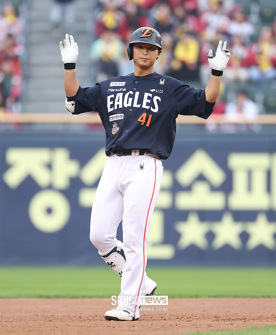 [포토S] 선두타자 2루타 날린 최인호