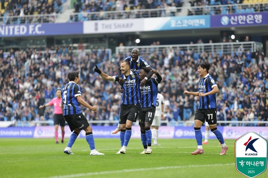 ▲ 26일 인천축구전용경기장에서 인천 유나이티드와 경남FC가 하나은행 K리그2 2025 36라운드를 통해 맞붙었다. 이날 승리시 조기 우승이 가능했던 인천은 제르소와 무고사, 바로우의 연속골을 묶어 3-0으로 이겼다. 지난해 K리그1에서 강등된 후 1년 만에 다시 제자리로 돌아갔다. ⓒ 한국프로축구연맹