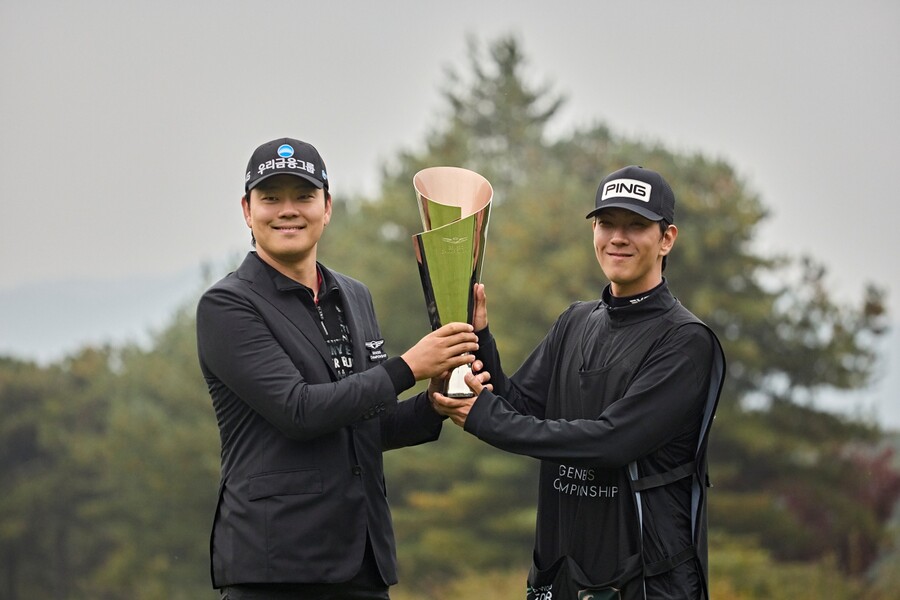  (왼쪽부터) 2025 제네시스 챔피언십 우승자 이정환 선수와 이정훈 캐디 ⓒ제네시스