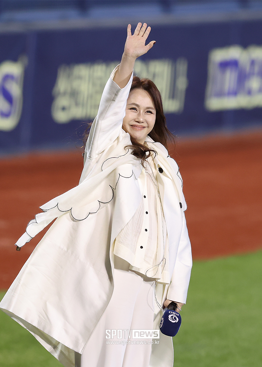[포토S] '애국가 제창' 신문희, '미소 지으며 인사'