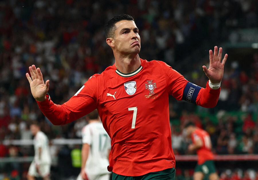 "CR7 보고 자란 세대" 후배들이 뽑았다! 호날두, 40살에 월드베스트 재등극 도전→26인 최종후보 확정 "메시와 동반 출사표"