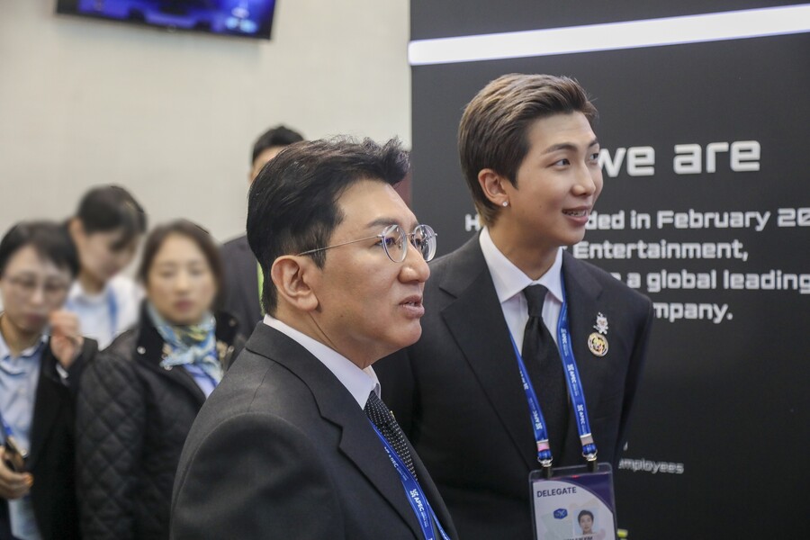 ▲ 방시혁 의장과 방탄소년단 RM. 제공|하이브