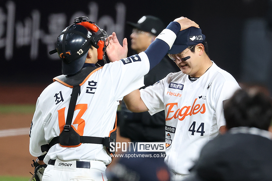 [포토S] 최재훈, '김서현 쓰담쓰담'