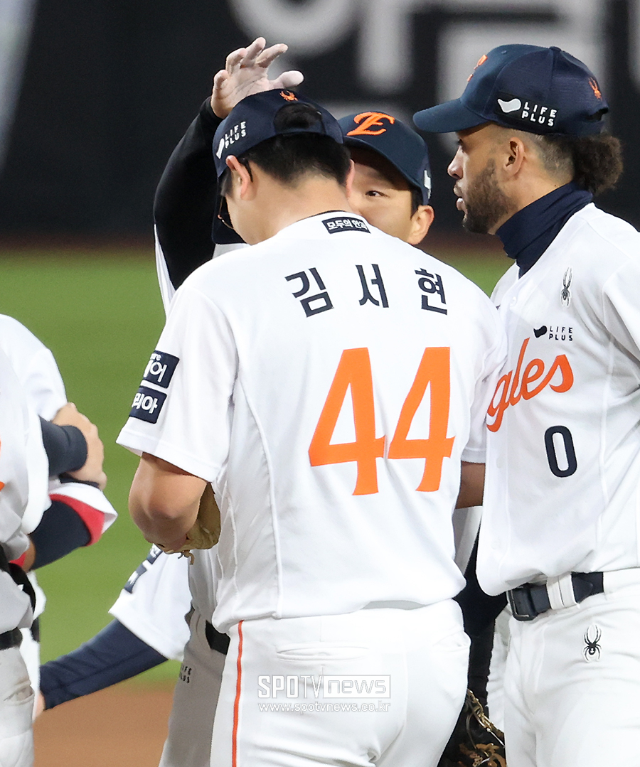 [포토S] 김태연, '김서현 머리를 쓰담쓰담'