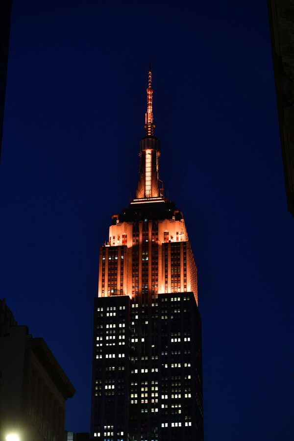 ▲ 미국 뉴욕 엠파이어 스테이트 상층부가 라이즈 상징색이 오렌지 빛으로 물들었다. ⓒ Empire State Building