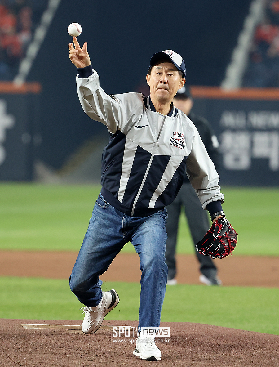 [포토S] '한화 찐팬' 남희석, KS 4차전 시구