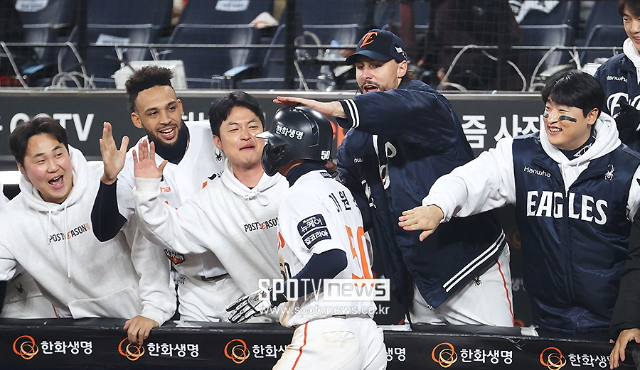 [포토S] 와이스 축하 받는 이원석