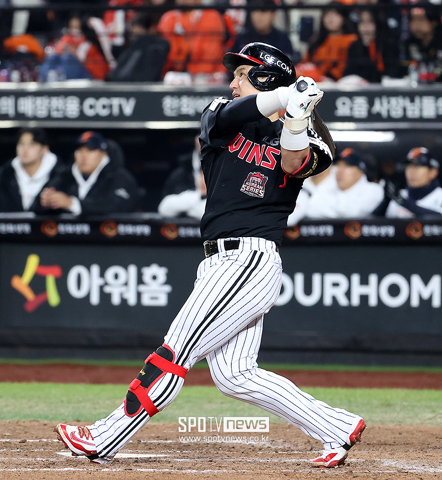 ▲ LG는 30일 대전한화생명볼파크에서 열린 ‘2025 신한 SOL Bank KBO리그 한국시리즈’ 한화와 4차전에서 1-4로 뒤진 9회 타선이 믿을 수 없는 집중력을 과시하며 6득점한 끝에 경기를 뒤집고 7-4로 대역전승을 거뒀다.  ⓒ곽혜미 기자