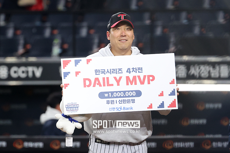 [포토S] 김현수, '한국시리즈 4차전 MVP'