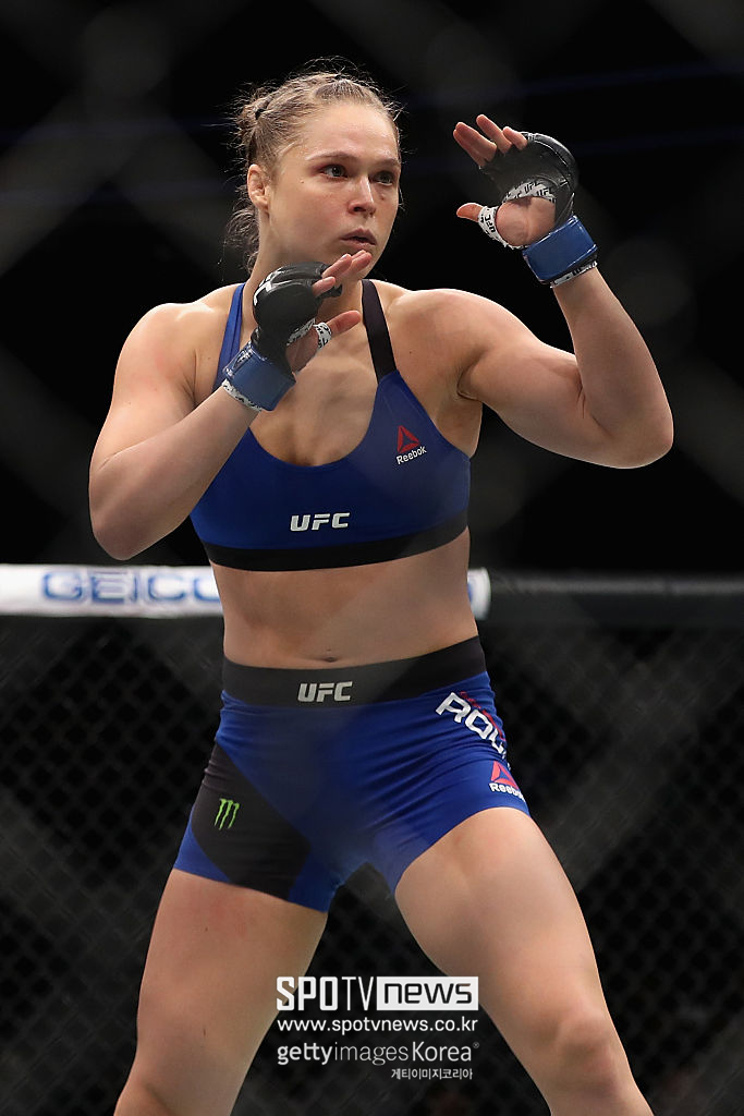 "MMA 팬들보다 WWE 팬들이 낫다" 전 UFC 스타 로우지, 폭탄 발언