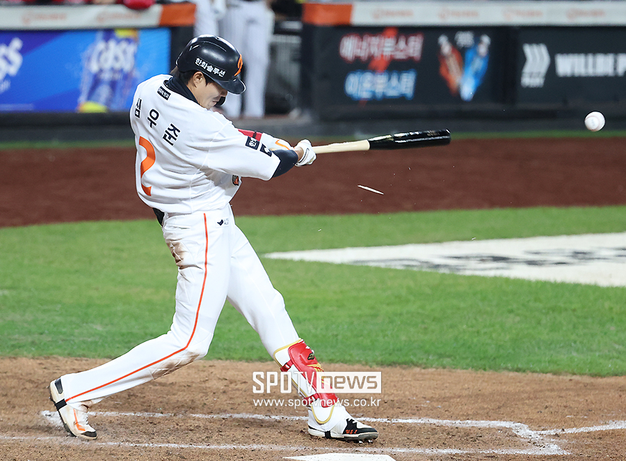 '한화 투지 미쳤다' 38세 류현진까지 불펜 등판 자청하다니… 김경문 5차전 투수 운영은?