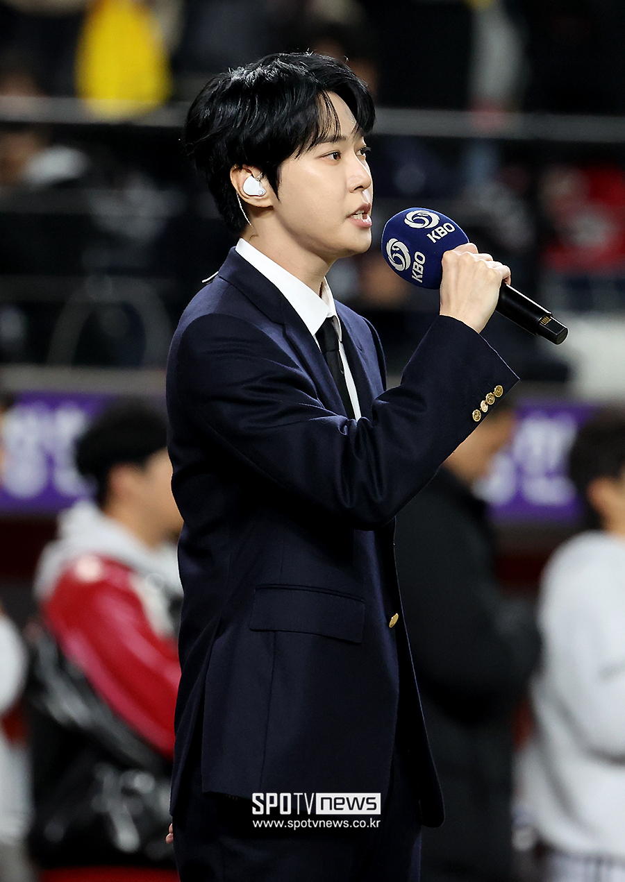 [포토S] NCT 도영, '한국시리즈 5차전 애국가 부르며'