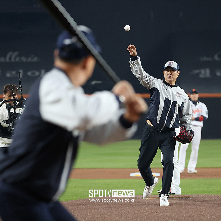 [포토S] 정민철 위원, '한국시리즈 5차전 시구'