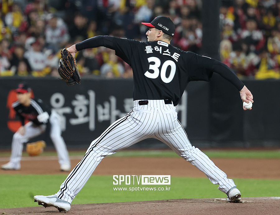 [포토S] 한국시리즈 5차전 선발 나선 톨허스트