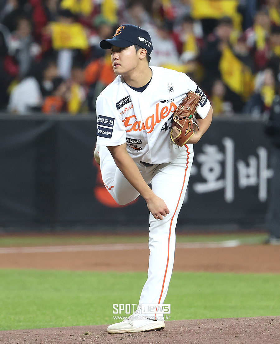 [포토S] 2회초 마운드 오른 정우주