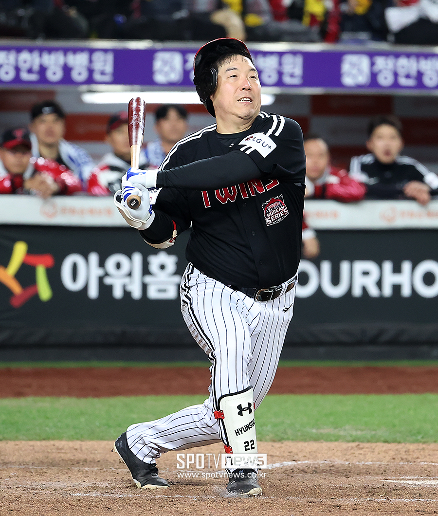 [포토S] 헛스윙 하는 김현수