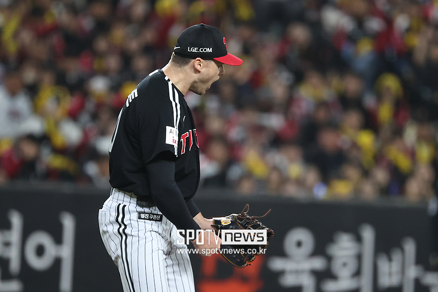 LG 왕조 향한 힘찬 발걸음, 한화 도전 잠재우고 위풍당당 V4… '가을 영웅' 김현수+톨허스트 대활약, 징검다리 통합 우승 달성! [KS5 게임노트]