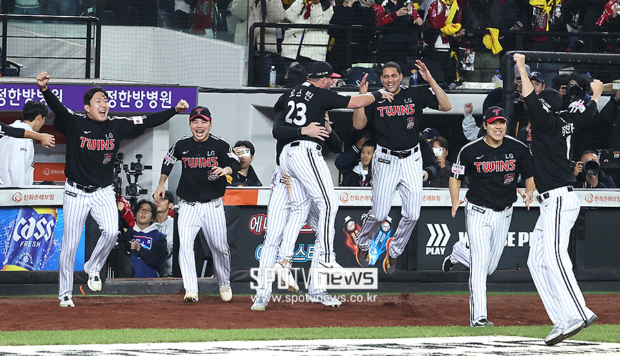 [포토S] LG, '우승 기쁨에 폴짝폴짝~'