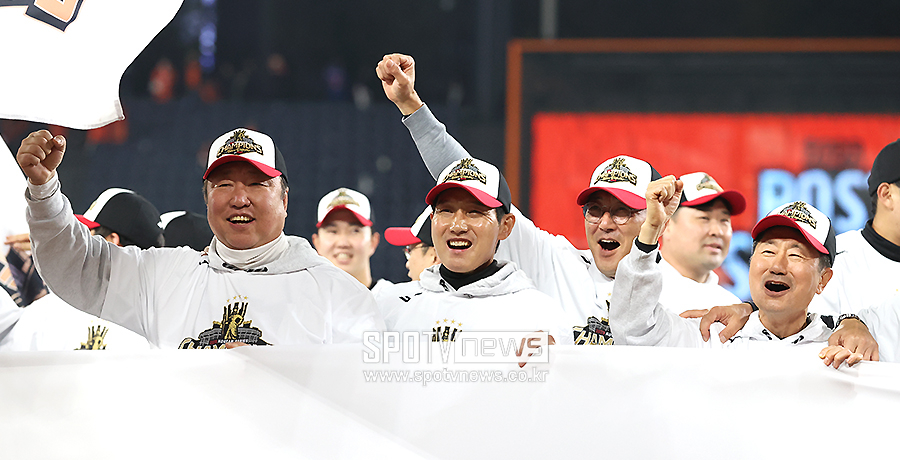 [포토S] 차명석 단장-염경엽 감독-서용빈 코치-김인석 대표, '우승에 기뻐하며'