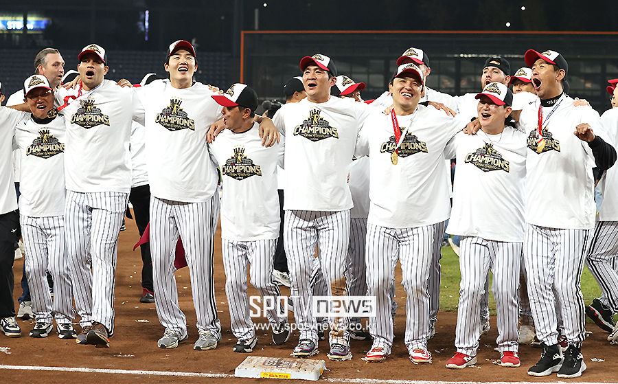 [포토S] 어깨동무한 LG