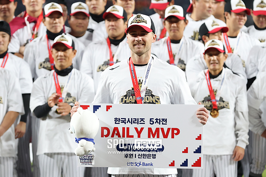 "감독이 모자 벗고 무릎 꿇었죠, 1이닝만 더 던져달라고"…톨허스트는 "모든 걸 내려놓고 오겠다"고 했다