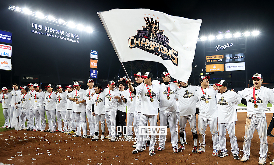 ▲ LG 트윈스 선수들이 한화 이글스와의 한국시리즈 5차전에서 승리해 통합우승을 달성한 뒤 세리머니하고 있다. ⓒ곽혜미 기자