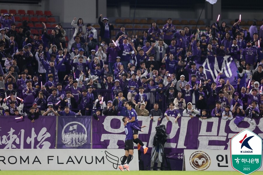 [현장 REVIEW] '아워네이션 대폭발' 안양, '수적 열세+이동경 복귀' 울산에 3-1 역전승...잔류 7부 능선 넘었다!