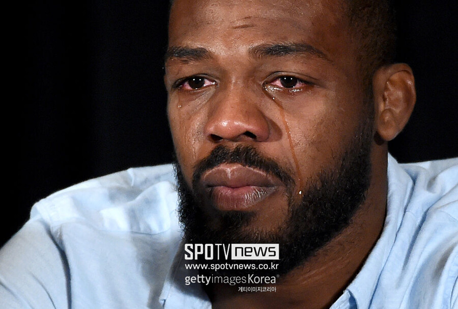 “MMA 역사상 가장 큰 반칙”…존 존스 ‘12-6 엘보 사건' 1위 선정→UFC 미들급 챔피언도 "끔찍했다" 경악