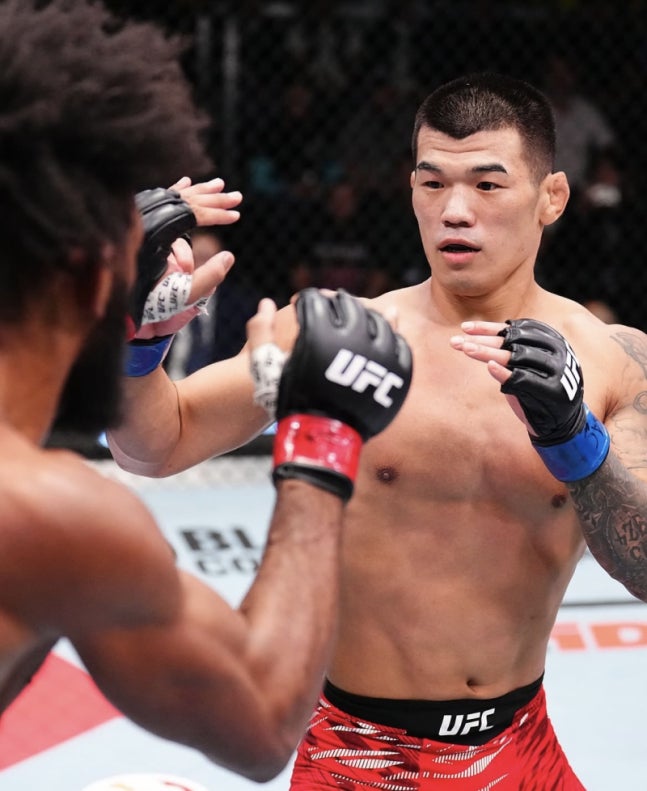 역시 매미킴 제자! 고석현, 지독한 바닥청소로 UFC 강타! 상대도 SNS로 “내 가드보다 더 강했다” 인정