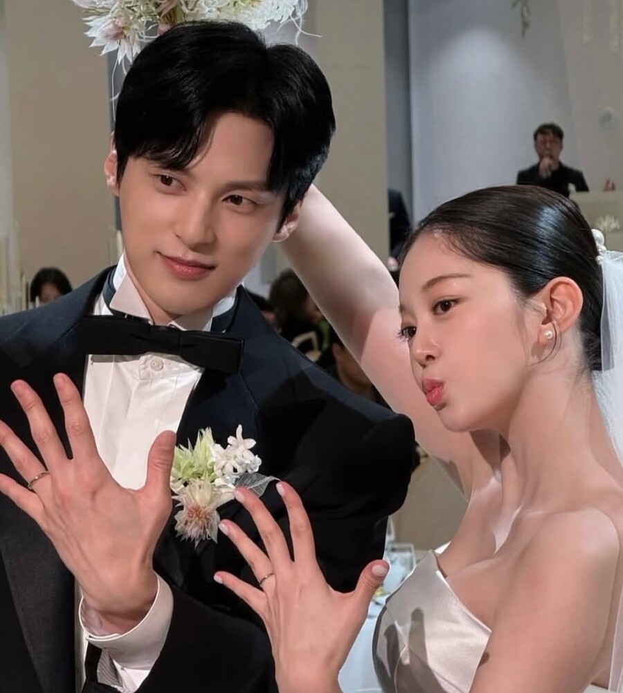 윤선우, '10년 열애' ♥김가은과 결혼 "서로 아끼며 행복한 가정 만들 것"[전문]