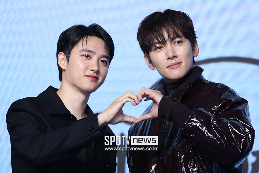 [포토S] 도경수-지창욱, '함께 만드는 하트'