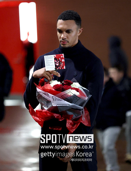 "Forever 20. YNWA...조타, 당신이 매일 그리워" 리버풀 前 동료 아놀드, 안필드 방문해 추모