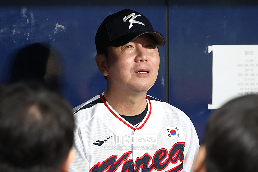 [포토S] 인터뷰 하는 류지현 감독